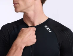 2XU Aero Tri Top Korte Mouw Zwart Heren -Zwemartikelen Winkel 2xu aero tri sleeved top mt6662a blk wht 022