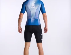 2XU Aero Tri Top Korte Mouw Wit/blauw Heren -Zwemartikelen Winkel 2xu aero tri sleeved top mt6662a suf wht 005