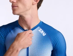 2XU Aero Tri Top Korte Mouw Wit/blauw Heren -Zwemartikelen Winkel 2xu aero tri sleeved top mt6662a suf wht 019