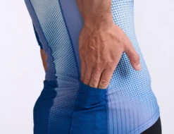 2XU Aero Tri Top Korte Mouw Wit/blauw Heren -Zwemartikelen Winkel 2xu aero tri sleeved top mt6662a suf wht 022