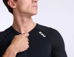 2XU Core Trisuit Korte Mouw Zwart Heren -Zwemartikelen Winkel 2xu core sleeved trisuit korte mouw mt7043d blk wht 020