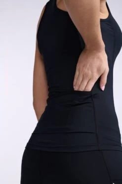 2XU Core Tri Singlet Mouwloos Zwart Dames -Zwemartikelen Winkel 2xu core tri singlet dames zwart wit wt6441a blk wht 025