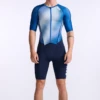 2XU Aero Trisuit Korte Mouw Wit/blauw Heren 1 2XU Aero Trisuit Korte Mouw Wit/blauw Heren -Zwemartikelen Winkel 2xu trisuit aero sleeved mt6426d mdn wht