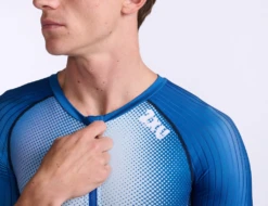 2XU Aero Trisuit Korte Mouw Wit/blauw Heren -Zwemartikelen Winkel 2xu trisuit aero sleeved mt6426d mdn wht 020