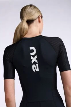 2XU Aero Trisuit Korte Mouw Zwart Dames -Zwemartikelen Winkel 2xu trisuit aero sleeved wt6431d blk wht 27 1