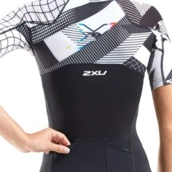 2XU Compression Korte Mouw Trisuit Zwart/wit Dames -Zwemartikelen Winkel 2xu trisuits dames compression korte mouw zwart cro wt5521d 03 high