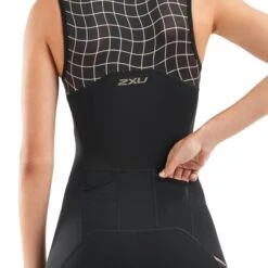 2XU Compression Mouwloos Trisuit Zwart/goud Dames -Zwemartikelen Winkel 2xu trisuits dames compression mouwloos zwart gld wt5522d 05 high