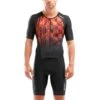 2XU Perform Korte Mouw Trisuit Zwart/rood Heren -Zwemartikelen Winkel 2xu trisuits heren perform korte mouw zwart fom mt5525d 01 high
