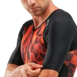 2XU Perform Korte Mouw Trisuit Zwart/rood Heren 11 2XU Perform Korte Mouw Trisuit Zwart/rood Heren -Zwemartikelen Winkel 2xu trisuits heren perform korte mouw zwart fom mt5525d 04 high