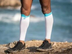 Compressport R2 Oxygen Compressie Tubes Wit -Zwemartikelen Winkel compressport r2 oxygen sleeve white 03