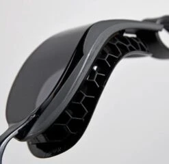 Arena Air Bold Swipe Zwembril Getint Rood/zwart -Zwemartikelen Winkel honinggraad afdichting arena zwembril