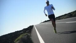 Zone3 Lava Aero Lange Mouw Tri Top Wit Heren -Zwemartikelen Winkel lava mens aero top lifestyle 2