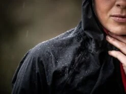 Compressport Hurricane 25/75 Waterdicht Hardloopjack Zwart Unisex -Zwemartikelen Winkel light waterproof running vest mens triathlon accesoires 003