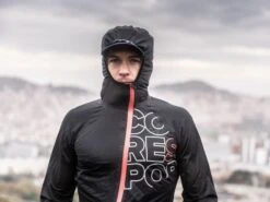 Compressport Hurricane 25/75 Waterdicht Hardloopjack Zwart Unisex -Zwemartikelen Winkel light waterproof running vest mens triathlon accesoires 004