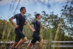 Zone3 Aeroforce X Korte Mouw Trisuit Zwart/grijs Dames -Zwemartikelen Winkel zone3 trisuits dames aeroforce x short sleeve zwart grijs ts20wafs101 011